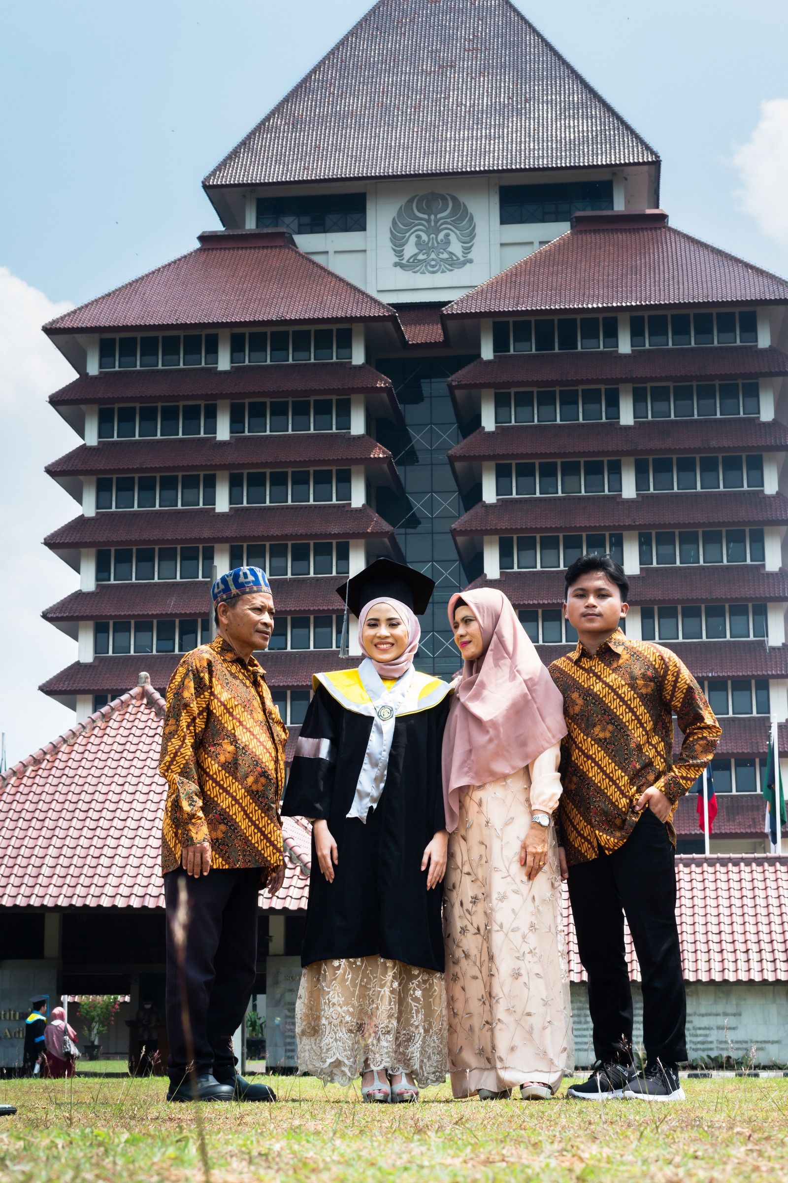 Nuna Graduation — plate 08